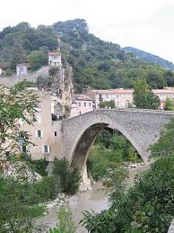 Pont De Nyons Drome Avec Une Voute D Une Portee De 40 5 Metres Cet Ouvrage Fait Partie Des Ponts En Maconneries A Grandes En 2020 Pont Nyons France Drome Provencale