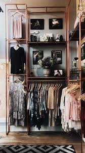 Dekorativer Schrank Lassen Sie Ihren Kleiderschrank Wie Eine Boutique Aussehen Dekorativer Bekleidungsgeschaft Design Kleiderschrank Kleiderschrank Kleidung