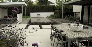 moderne tuin met vijver en betonplaten moderne tuin betonplaat tuin