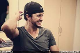 Every Girl Has Their Weakness Mine Is A Backwards Baseball Hat Particularly On This Man 3 So Fine Luke Bryan Singer People