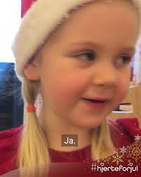 Lille Martine baker pepperkaker med sykehjemsbeboere på Løten helsetun