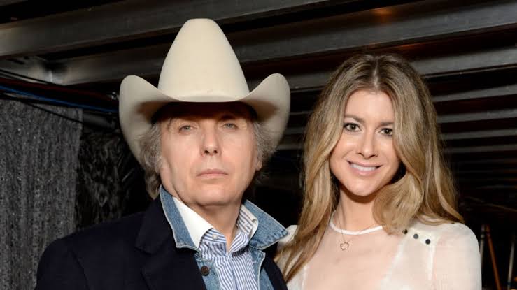 Dwight Yoakam, wife Emily Joyce welcome first child – 95.5 WSB