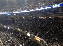 Fans At Yankee Stadium Use Cell Phones To Help Light Field After Power Outage