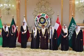 يضم مجلس التعاون الخليجي كلا من السعودية والإمارات والكويت بالإضافة إلى البحرين وقطر وسلطنة عمان، وتأسس في العام ألف وتسعمئة وواحد وثمانين بهدف تحقيق. Ù…Ø¬Ù„Ø³ Ø§Ù„ØªØ¹Ø§ÙˆÙ† Ø§Ù„Ø®Ù„ÙŠØ¬ÙŠ Chronicle Fanack Com