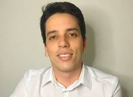 VÍDEO: Campeão do Jungle Fight, sergipano Willian Colorado visita  governador Fábio Mitidieri com os três cinturões do MMA