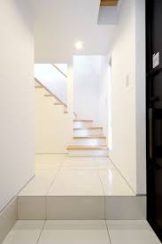 玄関ホール 階段 上層から自然光に照らさせた階段から差し込む光のオブジェ 玄関ホール 階段 住宅