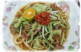 Laksa consists of thick wheat noodles or rice vermicelli with chicken, prawn or fish, served in spicy soup based on either rich and spicy curry coconut milk or on sour asam (tamarind or gelugur). Pin On Kongsi Resepi Western