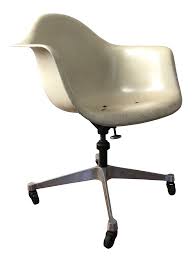 When herman miller became a public held company in 1970, the annual report was designed to reflect the company's adherence to innovation. Mid Century Modern Eames Herman Miller Fiberglass Swivel Shell Armchair 1960s Chairish