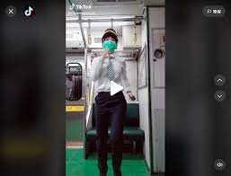 May 11, 2020 · 台鐵彰化車班組一名趙姓女列車長日前在ig自爆，因為5月3日144次自強號發生死傷事故，她要從彰化接車北上，卻故意不廣播提醒該班次為海線，導致要前往台中、豐原、苗栗的山線旅客搭錯，還笑稱「我是故意不播音的，壞心的車長是我」。 Rftoivyl4xbd6m