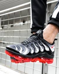 Der Vapormax Plus Black Red Ist Echt Nice Gibt S Nur Bei Foot Locker Nike Nikeair Vapormax Nikeplus Vaporm Sneaker Boots Sneakers Nike Popular Sneakers