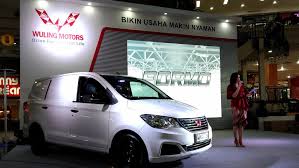 Wuling Summarecon : Dispplay mobil pameran berwarna putih