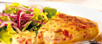 Eine form mit den teig auslegen und die ränder hochziehen. Our Quiche Lorraine Recipe