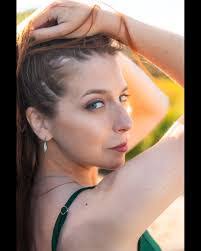 Denise Farrar's Instagram, Twitter & Facebook