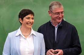 Klára dobrev (* 2.februar 1972 in sofia, bulgarien) ist eine ungarische wirtschaftswissenschaftlerin und politikerin ().bei der europawahl 2019 wurde sie als abgeordnete ins europäische parlament gewählt und ist vizepräsidentin des parlaments. Gyurcsany Ferenc Es Ami Mogotte Van 2 Resz Nemzeti Net