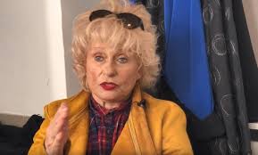 A legendás színésznő nagyon szereti az otthonukban, hogy csend és nyugalom van. Esztergalyos Cecilia Bpmagazin