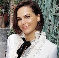 Alisa Crowe's Instagram, Twitter & Facebook