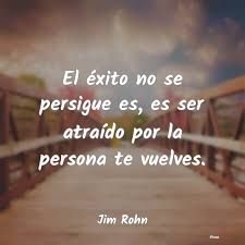 Es una consecuencia natural de aplicar consistentemente los fundamentos básicos. jim rohn. Frases De Jim Rohn El Exito No Se Persigue Es Es Ser Atra