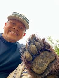 My first bear kill did not go how I imagined. Stumbled upon him accidently  and was left with no choice. Boy did I get lucky!