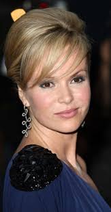 Though, she is 5′ 3″ in feet and inches and 162 cm in centimetres tall, she weighs about 132 lbs in pound and 60kg in kilograms. Amanda Holden Biography Imdb