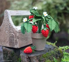 Felt Strawberry Plant Diy Tutorial Lia Griffith Strawberry Plants Diy Plants Plants