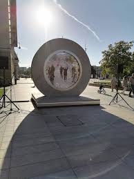 Jun 03, 2021 · prior to hopping on the train for their morning commutes, vilnius residents can greet pals passing through a main square in lublin, poland, despite being 376 miles apart. Portal Na Placu Litewskim Przetransportuje Nas Do Wilna Radio Centrum