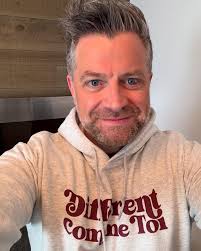 Désolé pour l'œil rouge. J'ai eu un petit accident. Bravo à toute l'équipe  de la @fondationverolouis pour votre dévouement. Je vous souhaite encore  des dizaines de maisons partout au Québec. ❤️