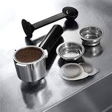 De plus, son bec verseur peut servir 1 ou 2 tasses simultanément. De Longhi Dedica Style Machine Expresso Pour Preparer Des Boissons Cafe Et Lactees Ec685m Acier Chrome Amazon Fr Cuisine Maison