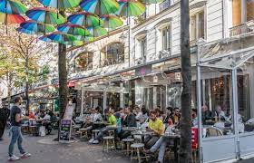 Rues pavées, boutiques de créateurs, cafés chaleureux. Auf Entdeckung Des Marais Fremdenverkehrsamt Paris