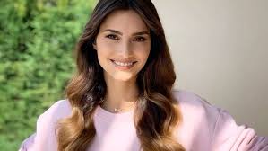 Μύκονο το τριήμερο της 25ης μαρτίου πήγαν πολλοί. H Hliana Papagewrgioy Mas Deixnei Pws Na Foresoyme To Animal Print Kolan Thn Anoi3h Goba Stileto