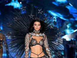 Models kendall jenner, bella hadid, stella maxwell, elsa hosk, ming xi, marta hunt getting ready backstage of victoria s secret. Victoria S Secret Fashion Show 2018 Kendall Jenner Returns To The Runway Teen Vogue