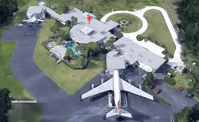 Das flugzeug heisst jett clipper ella nach seinen kindern. John Travolta S House Location Global Film Locations