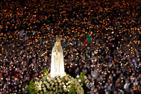 A small chapel, the capelinha das aparições (chapel of the apparitions) was started on 28 april 1919 by local people: Capelinha Das Aparicoes De Fatima Completa 100 Anos Jornal Mundo Lusiada