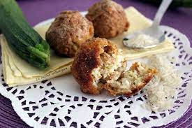 Questa è una ricetta che ci ricorda il passato, i momenti in cucina con le nostre mamme e il momento in cui potevamo mangiarle tutte nonostante fossero bollenti! Polpette Di Riso Al Forno Con Carne E Zucchine La Cucina Sottosopra