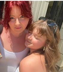 Amanda Poulton's Instagram, Twitter & Facebook