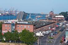 Erleben sie, wie ganze dschungel in töpfen die besitzer wechseln, wie sich die fischverkäuferinnen die seele aus dem leib brüllen und wie sich menschentrauben. Fischmarkt Hamburg Altona Wikipedia