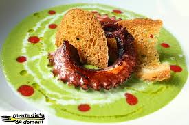 Una delle ricette relative ai primi piatti della tradizione gourmet italiana, tutto sommato semplice nella preparazione, ricca di variabili attorno alle quali determinare disponete poi il primo strato di lasagne, coprite con crema di zucca, speck, provola finemente affettata e un cucchiaio di grana grattugiato. Polpo Scottato Su Crema Di Piselli Colatura Di Provola Affumicata Crostini E Gocce Di Fragole Niente Dieta Da Domani