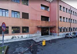 La struttura semplice e leggera è ingentilita da linee curve sia nella testiera c. Ponte Milvio Un Fiume Di Libri In Via Dei Robilant