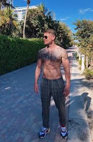 Им приписывают роман, однако сергей поспешил опровергнуть все слухи, да еще и необычным способом. Stalo Izvestno S Kem Sergej Lazarev Provel Svoj Otpusk V Majami