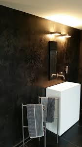 Edler Mineralischer Oberflachenputz Im Badezimmer Diffusionsoffen Naturlich Pflegeleicht Die Schwarze Wa Schwarze Wand Wandgestaltung Wandgestaltung Tapete