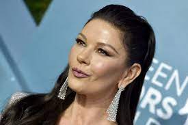 Catherine zeta jones (swansea, 25 settembre 1969) è un'attrice, ballerina e cantante britannica. How Did Catherine Zeta Jones Get Her Stage Name