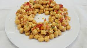 Sui strufoli esistono due linee di pensiero, ci sono gli amanti di quelli bucati dentro e molto leggeri, oppure ci sono gli amanti di quelli più compatti e di forma più rotonda. Struffoli Napoletani Di Rita Chef By Rita Chef Channel