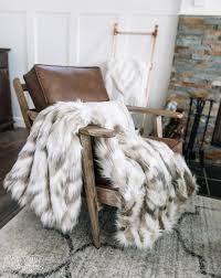 Luxurious faux fur blankets with faux fur length of up to 3 cms. Make A Cozy Luxurious Faux Fur Throw Blanket The Diy Mommy