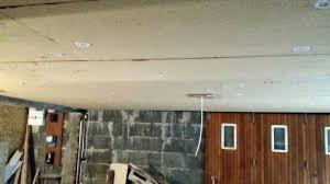 Fixez la cornière sur les murs à l'aide de petits clous, suspendez les profils porteurs par des fils de fer ancrés dans le plafond après vous posez une rangée de dalles en appui sur la cornière d'un grand côté. Isolation Plafond Garage Polystyrene Ce Qu Il Faut Savoir