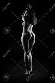 Desnudo Artístico, Cuerpo Desnudo Perfecto, Mujer Joven Sobre Fondo Oscuro,  Fotografía En Blanco Y Negro, Foto De Estudio, Larga Duración Fotos,  retratos, imágenes y fotografía de archivo libres de derecho. Image 78675503