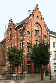 hoekhuis van 1888 met bakstenen gevel in eclectische stijl drie traveeen en drie bouwlagen onder zadeldak nok loodrecht op de straat gevel zadeldak baksteen