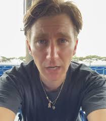 Is Dave in a relationship? Who is R? : r/glassanimals