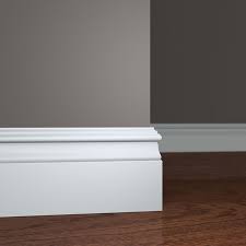 Installing Baseboard Molding On Grey Wall And Wooden Floor Ideas Supurgelik Ic Mekanlar Ev Ic Mekanlari