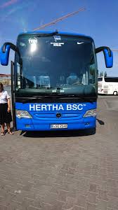 Silvia neid (2.v.l.) mit rüdiger kappel. Hertha Mannschaftsbus Im Neuen Look Presseportal
