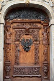 An Old Wooden Door With Ornaments And Sculptures In Old City Porte En Bois Portes Closes Portes Anciennes