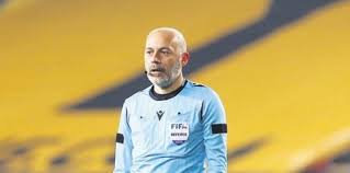 Fenerbahçe'nin gaziantep fk ile oynadığı karşılaşmada fifa kokartlı hakem cüneyt çakır'ın yeni saç stili de dikkat çekti. Sacsiz Cakir Fotomac